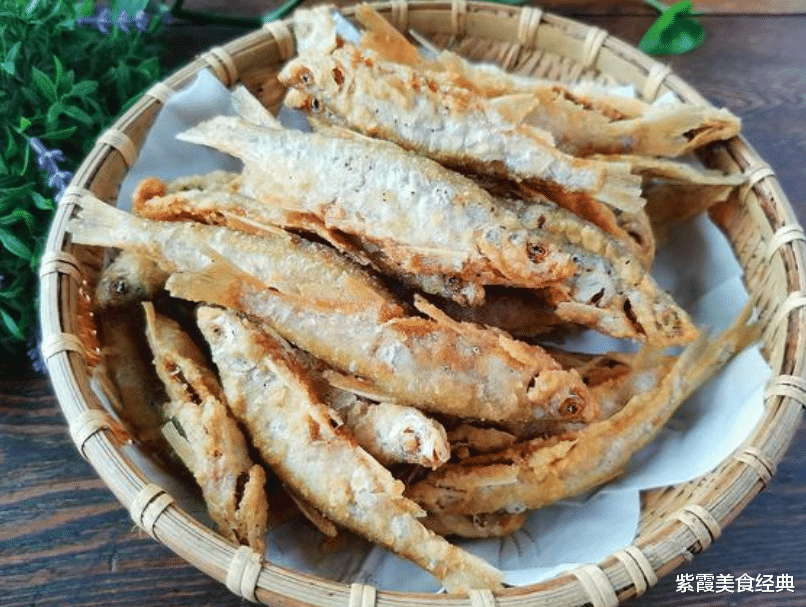 饵料|新捕捞的小鱼不必炖，这才是最美味做法，搭配啤酒一口一个真过瘾
