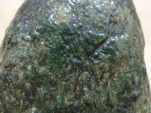 翡翠|翡翠蟒带是什么，翡翠原石中为什么存在蟒带？