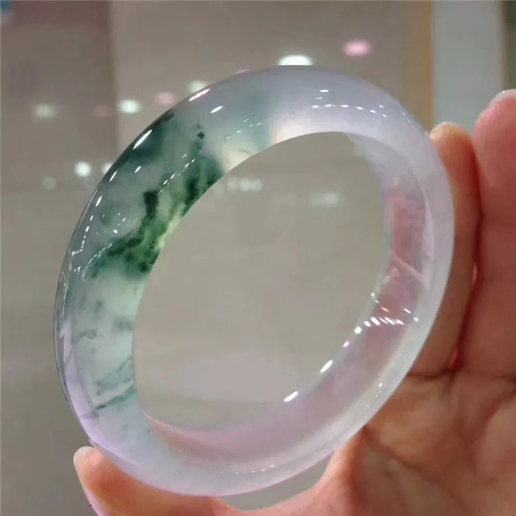 翡翠手镯@价值千万的翡翠原石，却因裂一毁再毁，经他人之手起死回生！