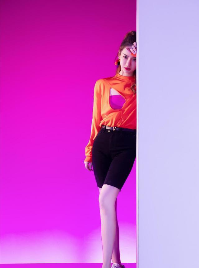 发型|戚薇气质有多好？黑色西装裙搭配高马尾，五百强CEO既视感