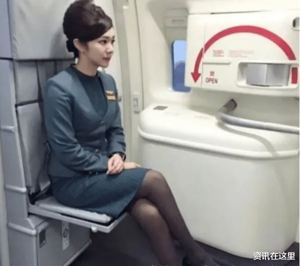 日本空姐為什麼坐下的時候都是斜著腿坐？今天總算明白瞭-圖4