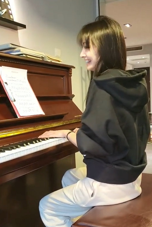 有种“低调”叫郑爽！弹13年钢琴从不炫耀，一双“钢琴手”惊艳全网