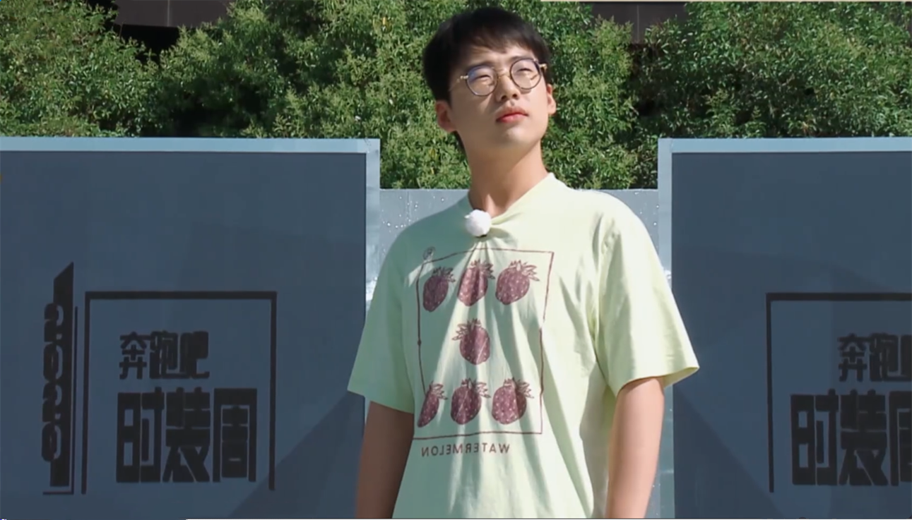 郭麒麟|郭麒麟刚起床就被镜头冒犯，有谁注意床头物品？还是郭德纲教的好