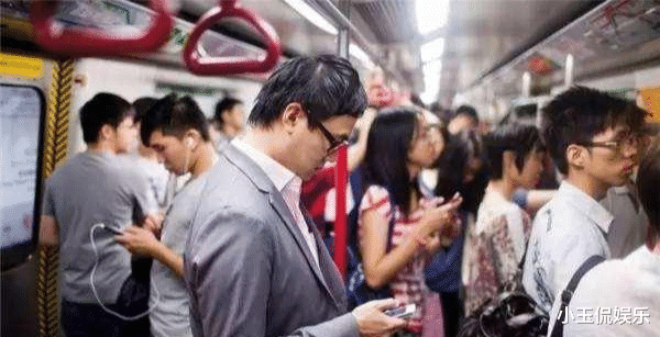 |现在许多人喜欢把手机拿出来而不装在身上？为什么？