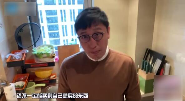 「陆毅」陆毅陪女儿做蛋糕玩游戏，贝儿化身小厨娘亲手喂爸爸，豪宅厨房宽敞超奢华