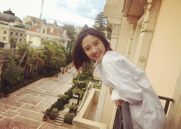 『』唐艺昕晒出自己的豪宅，天台挂满了各种灯饰，仿佛置身在童话里