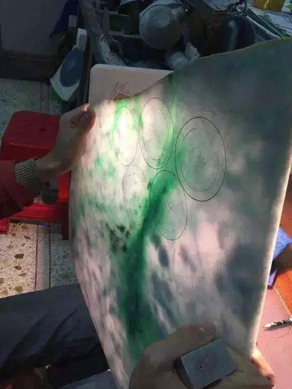 翡翠：人品大爆发！无意间购得块800多公斤原石，切出来一百多只手镯