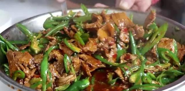 「回锅肉」成都开了20多年的回锅肉面馆，一天卖900多碗，客人排满半条街