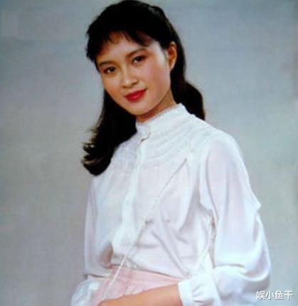 方舒|抛弃丈夫和女儿，嫁给小10岁屠洪刚的方舒，如今已是人财两空