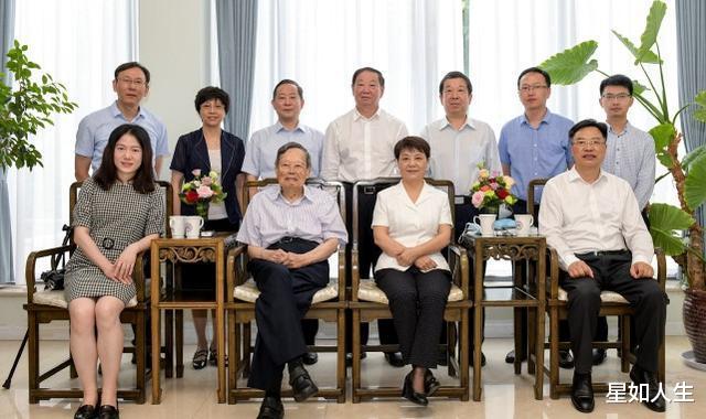 翁帆|杨振宁夫妇疫情后首亮相,翁帆发福严重显憔悴,老公依旧精神抖擞