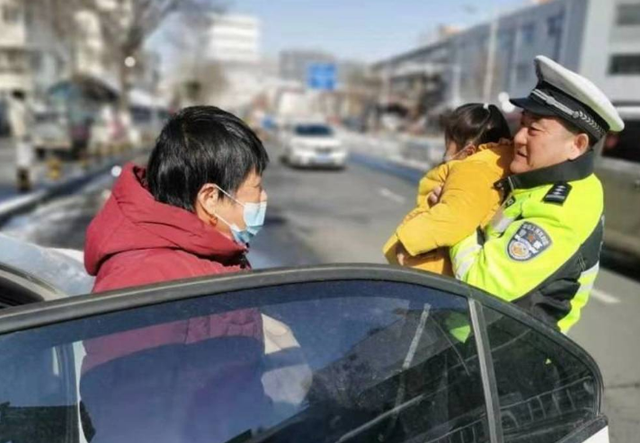 青海生活资讯 祖孙俩在高架上逆行，交警发现后暖心将她们送回家，网友纷纷点赞