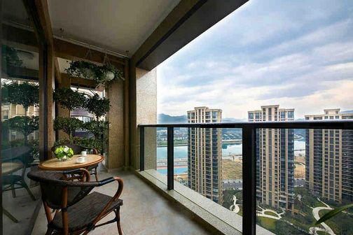 「」小区物业不准封阳台，挂一个简易遮阳板，买到这种户型只能凑合