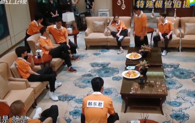 #二郎腿#《跑男》特殊机位拍摄嘉宾反差大：baby跷二郎腿，他腕儿最大！