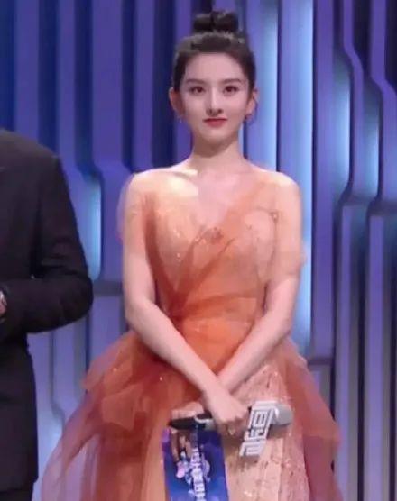 周游|童星光环出道，手持逆天资源，可这位小花怎么越来越网红了？