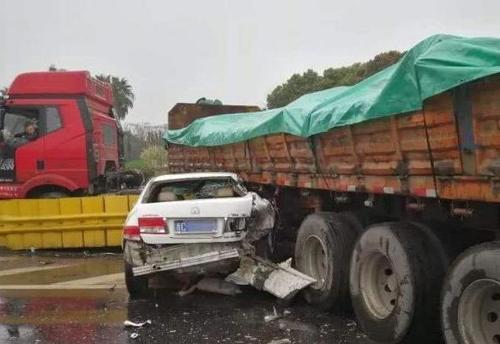 小林聊汽车 大货车为啥宁愿撞上去也不愿踩刹车？货车司机：行业规矩