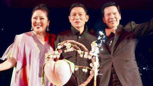 任达华|任达华当年到底动用的什么样的关系，才能帮助刘德华解围“东北事件”，背景果然牛