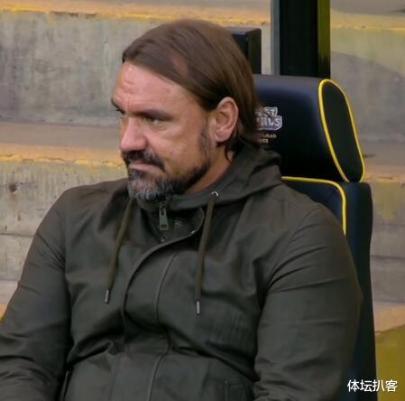 诺维奇|0-2！英超垫底队疯狂10连败，半场只剩9人，后卫把球停进自家大门！