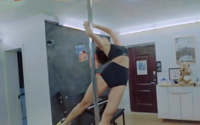 赵奕欢|赵奕欢卡钢管上下不来，谁注意她男友衣服下的手？谈恋爱的都懂