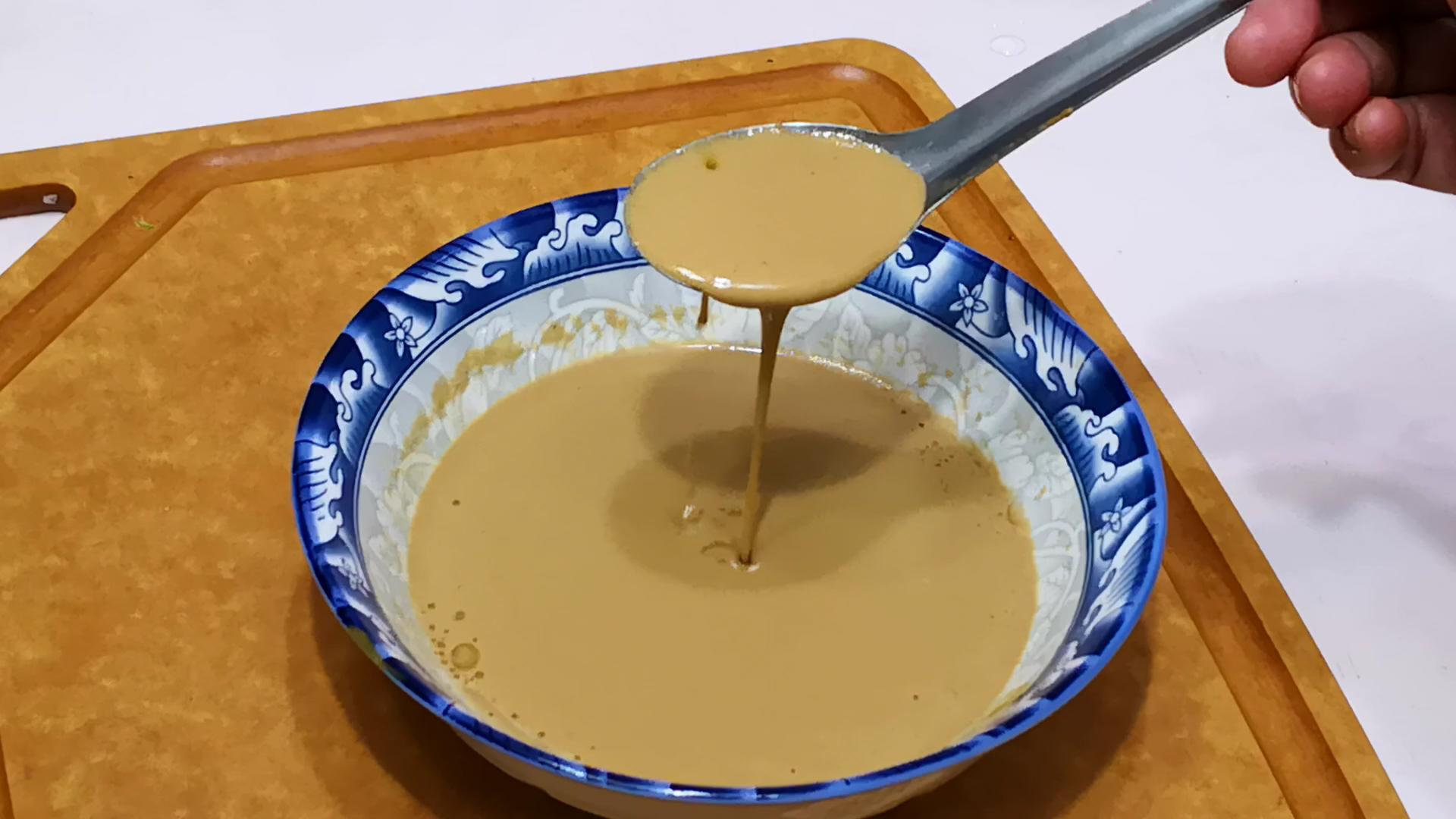 []调芝麻酱时，最忌直接加清水！大厨教你正确做法，口感细腻又爽滑