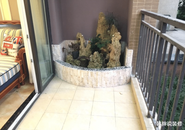 「」98㎡中等偏大户型,时尚清新的简美风格,阳台砌了个小假山