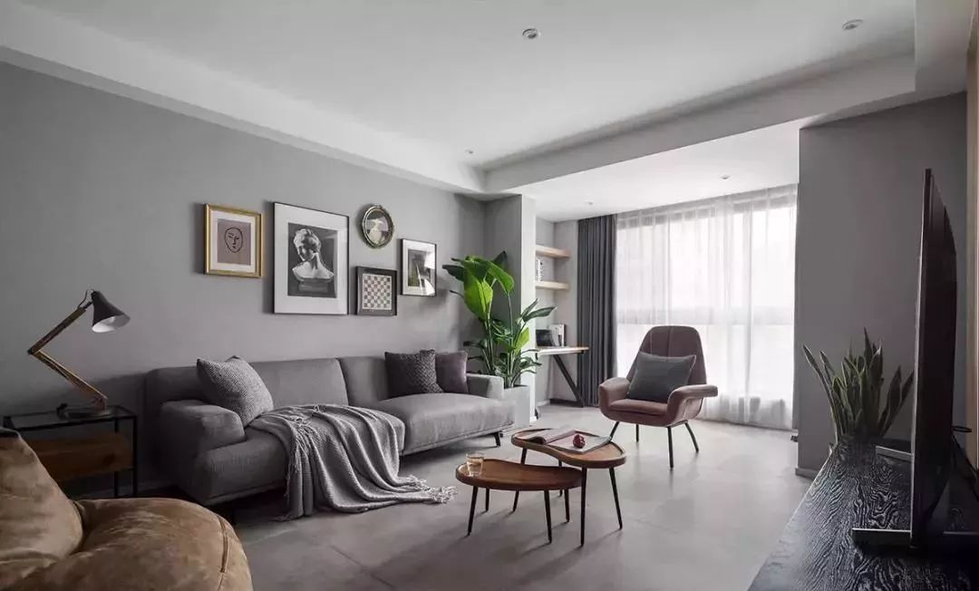 ▲客厅和阳台打通后，窗帘这样挂才更美观又实用！你家挂对了吗？