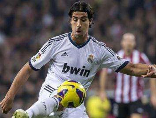 皇家马德里：从欧冠四郎到绝对霸主，皇马在中场的关键转换，或许起了决定性作用