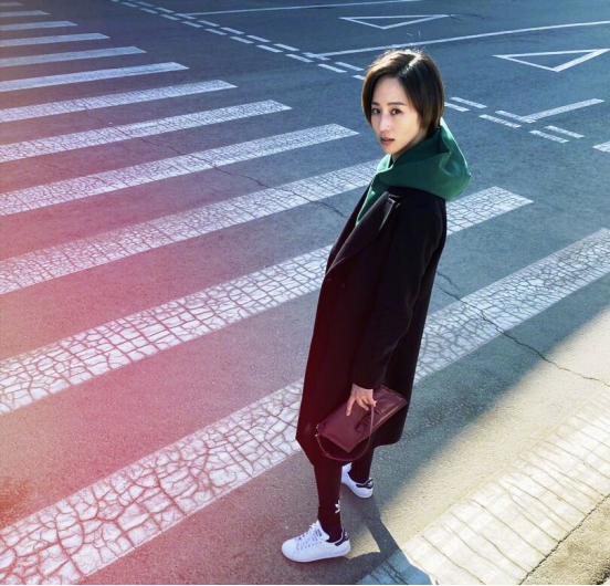 短发|张钧甯换发型,一身黑大衣加一头短发,又酷又飒