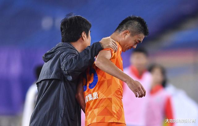 戴琳|中超恶人上演“断腿式飞铲”，吃红牌怒推裁判，拒绝离场辩称无罪