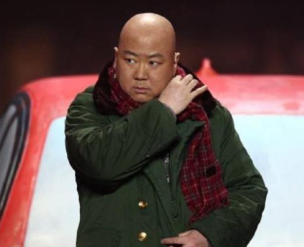 春晚|3年前，他因为在春晚说错一句话被处罚1个亿，离开舞台后来如何？