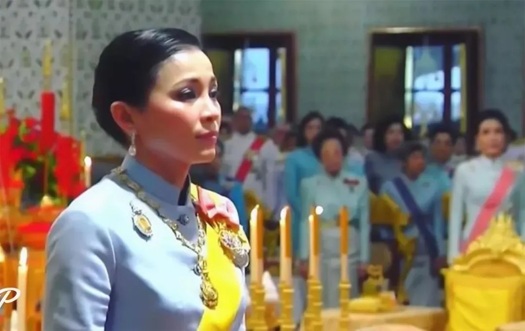 诗妮娜|她这是在演偶像剧吗？