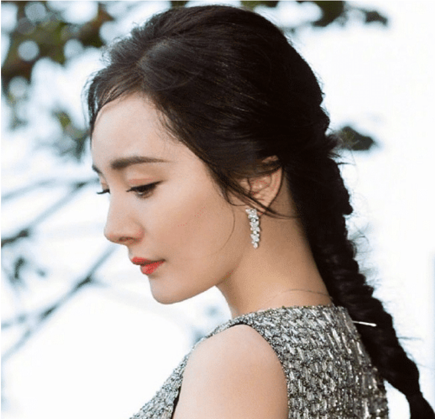 「杨幂」杨幂的腰“有多细”?当她把手放在背后那一刻,娱乐圈“腰精”换人了!