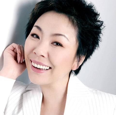 她被赵本山一手捧红,花60万整容18项,如今人财两空独自带娃