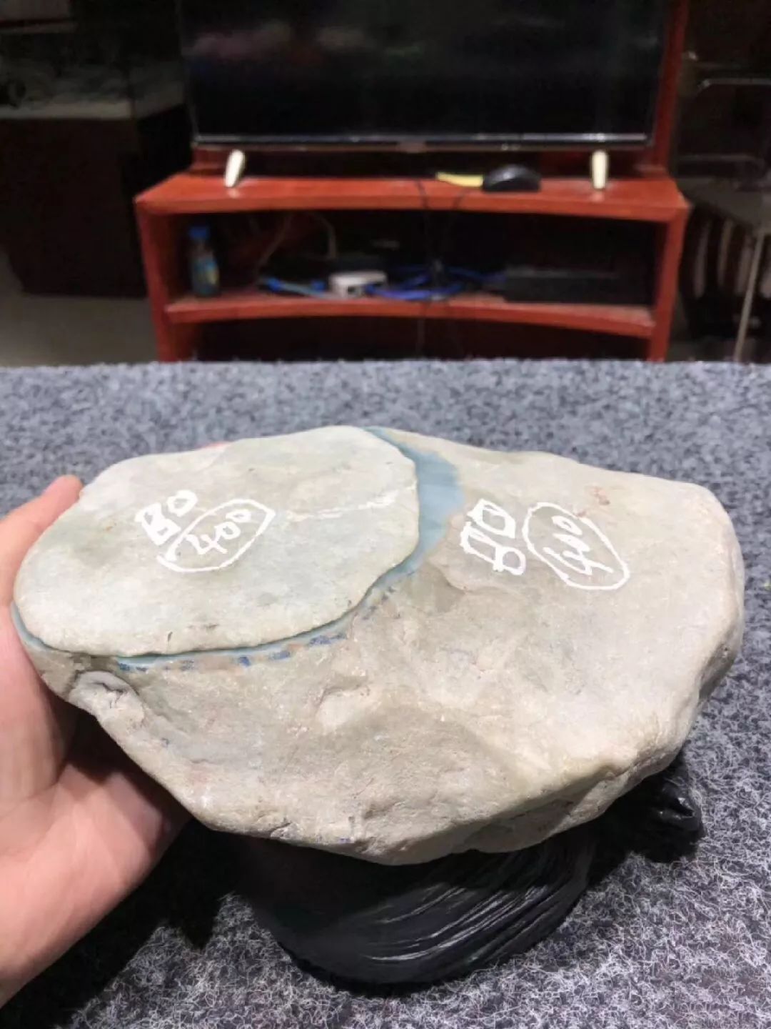 「翡翠」男子凭借感觉拿下块翡翠赌料,切开一片蓝,成品出来感觉心在滴血