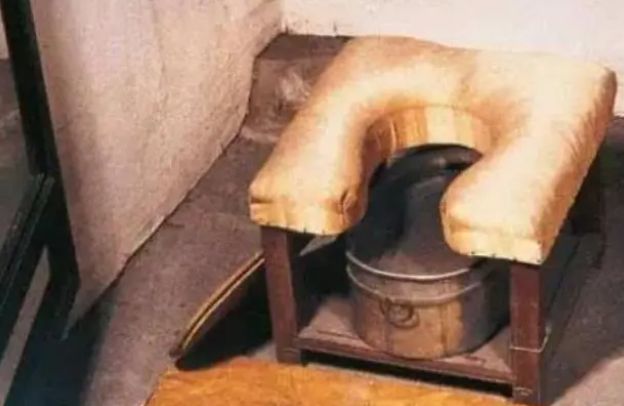 慈禧太后|慈禧太后上厕所，为何要宫女口含温水伺候？原因让人难以接受！