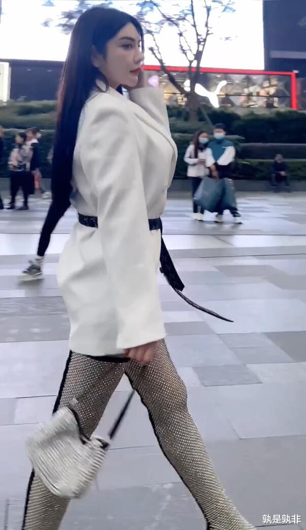 制服|西装裙配上长筒袜，高光色泽引人注意，年轻的时尚不好懂！