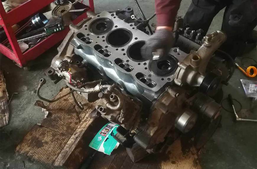 暴雨▲暴雨天开车, 修车师傅六句忠告: 忘关这个功能, 发动机怕是要大修了