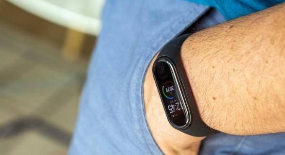 『小米科技』爆款预订！小米手环5再曝光，挖孔屏设计史无前例