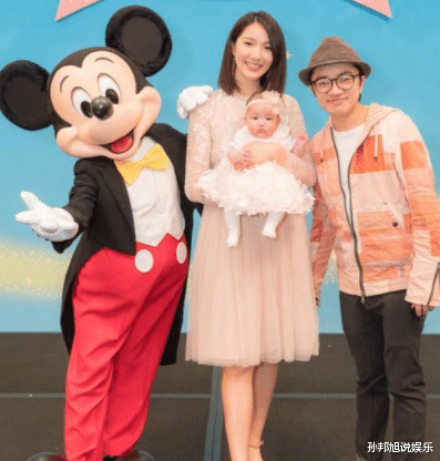 王祖蓝▲李亚男晒女儿丑照，王天韵吐舌卖萌超搞怪，表情喜感像王祖蓝