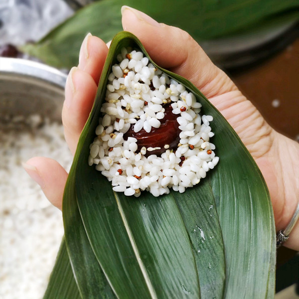 「粽子」端午节包粽子，糯米泡好不能直接包，加点“它”，粽子更甜更软糯