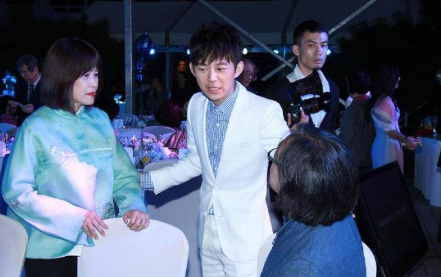 #林志颖#根本没有什么“不老男神”，都是“妆”出来的，林志颖何炅也一样！