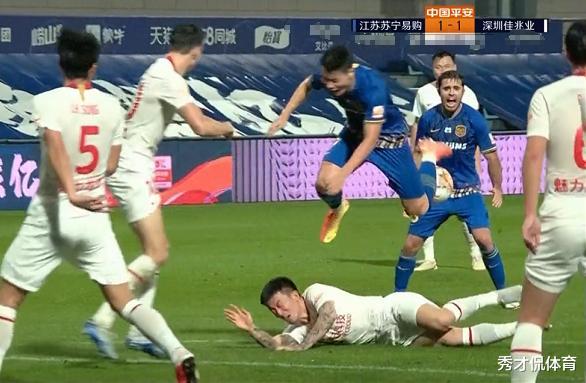 姜至鹏|中超飞翼飞铲引争议，对手直接被踢飞一米多高，赛后去医院缝针