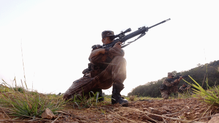 「狙击手」精彩慢镜头：狙击手开枪瞬间，脸上的肉都跟着颤！