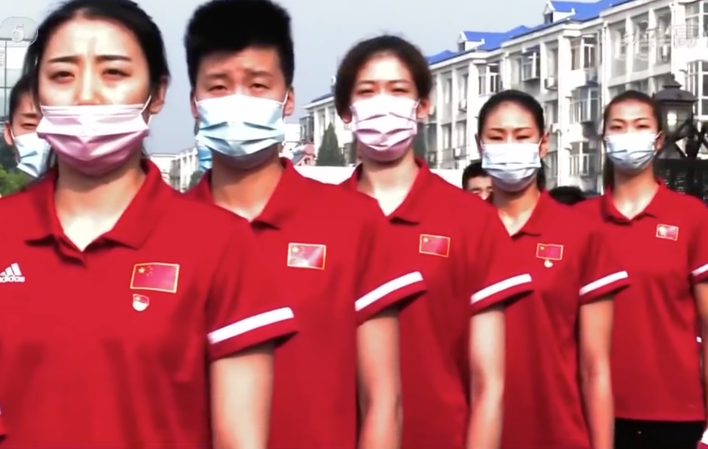 郎平:郎平领女排全体戴口罩亮相户外,一人露出鼻子抢镜 朱婷念稿演讲