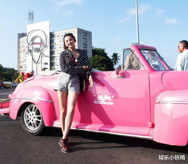 张雨绮|张雨绮首次对“断层鞋”下手，坐下时腿部无间隙，连张纸都塞不下