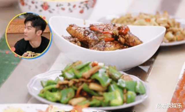 李晨|李晨请工作人员吃饭，谁注意了饭桌上的菜？网友：打脸半个娱乐圈