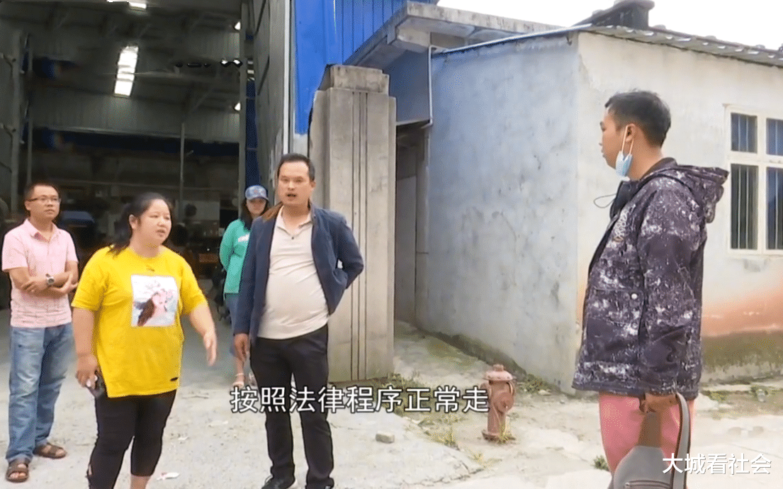 大城看社会|第一天上班送快递，路上翻车撞伤眼睛，站点老板：你不是我员工