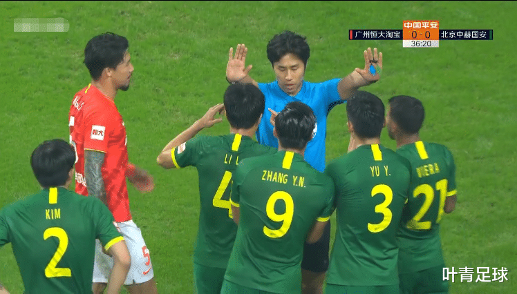 北京国安|韩国主裁不看VAR,直接吹点球!国安急了:5人围上,抗议无效