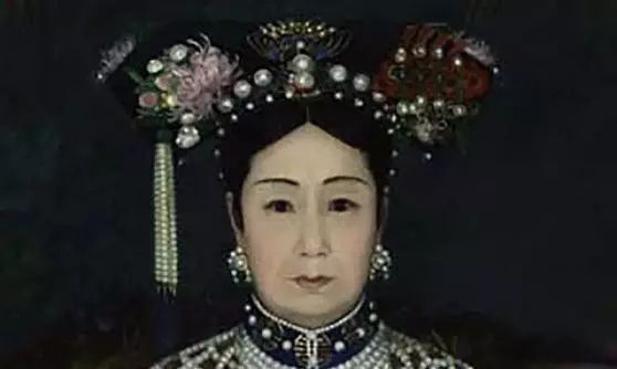 翡翠|全国第一败家女：鞋底镶珠宝，手镯7000万，连指甲都是翡翠！