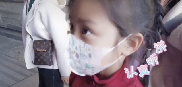 李小璐|李小璐带女儿游故宫，甜馨轻松翻跟头，被妈妈背在背上互动温馨
