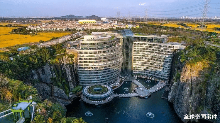 【大酒店】耗费100亿修建在深坑里的大酒店,现在生意怎么样了?有人住吗?